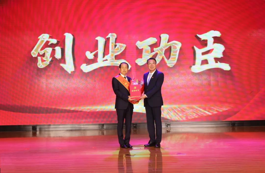 聯(lián)橋集團(tuán)黨委書記、董事長慕镕鍵被授予威海高新區(qū)建區(qū)30周年十大“創(chuàng)業(yè)功臣”稱號(hào)