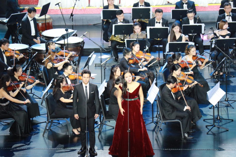 聯(lián)橋藍(lán)色暢想合唱團(tuán)在“威海市成立三十周年交響合唱音樂(lè)會(huì)”壓軸演唱(圖3) 聯(lián)橋藍(lán)色暢想合唱團(tuán)在“威海市成立三十周年交響合唱音樂(lè)會(huì)”壓軸演唱(圖3)